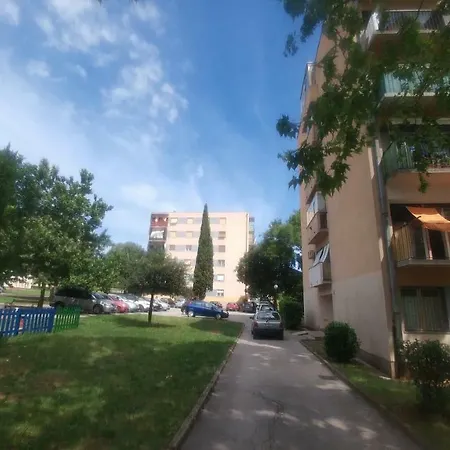 Aleksandra Apartment *